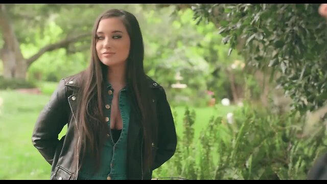 Massive ass she-male fucks baby