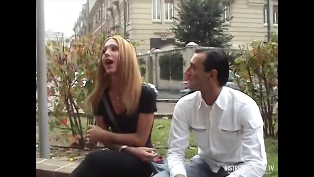 Io ed il mio amico ci incluliamo il trans incontrato al parco