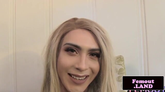 Bootylicious trap babe plays with her booty