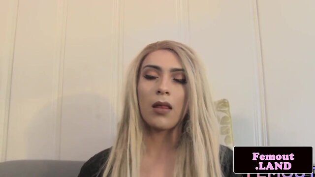 Bootylicious trap babe plays with her booty