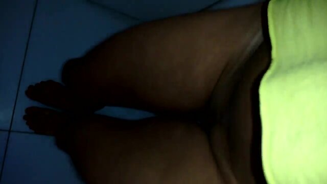 Safada rebolando e gozando no pezinho