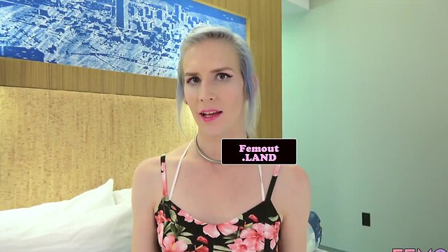 Splendid trap masturbating in stockings