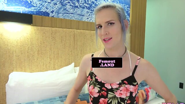 Splendid trap masturbating in stockings