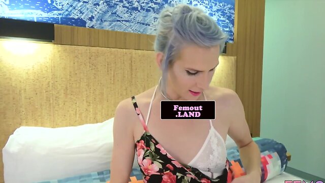 Splendid trap masturbating in stockings