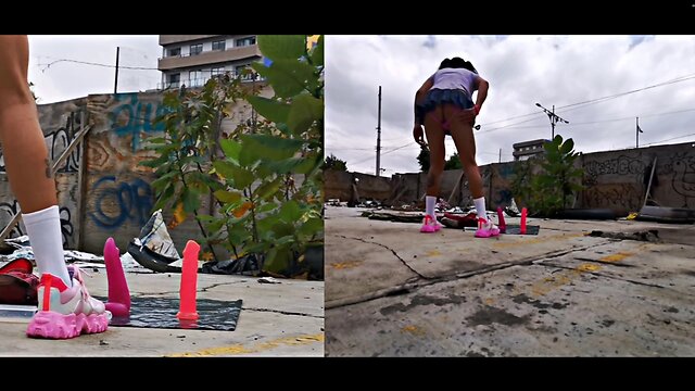 Se masturba en un lugar abandonado con su gran sextoy en el culo, tiene un rico