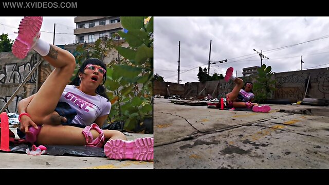 Se masturba en un lugar abandonado con su gran sextoy en el culo, tiene un rico