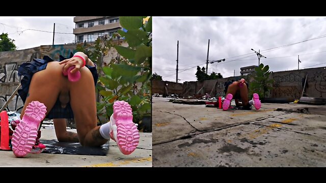 Se masturba en un lugar abandonado con su gran sextoy en el culo, tiene un rico
