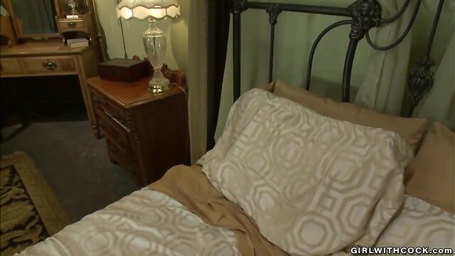 Transvestite anal fucks huge schlong bodyguard