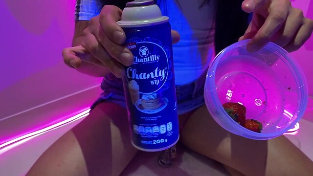 Preparando fresas con chantilly directo de mi culo