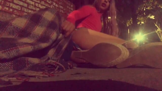 Morador de rua metendo no cuzinho da safada no beira da estrada movimentada