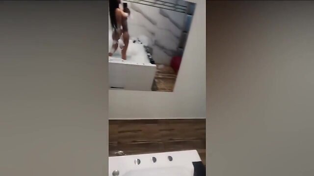 Relajándome en el jacuzzi de empresario hotelero
