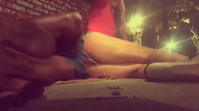 Bbc morador de rua metendo no cuzinho da safada no beira da estrada movimentada