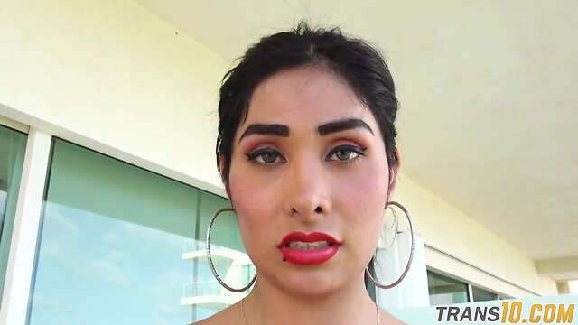 Bigtitted solo tv toying her tight booty