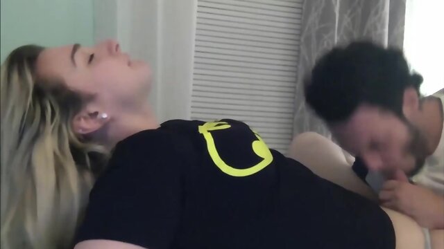 Trans bombshell getting blown by a eroused dude