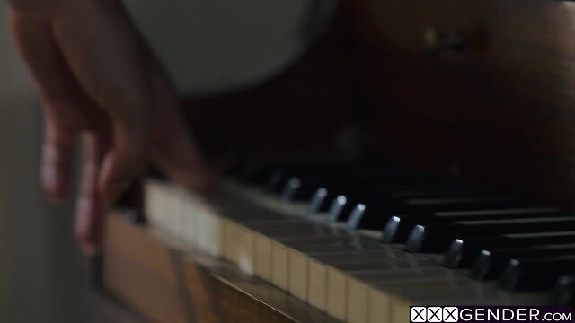 Sultry latino snow white emily willis drilled by a she-male queen natalie mars