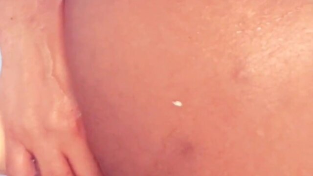 Tentando colocar o consolo no cú.