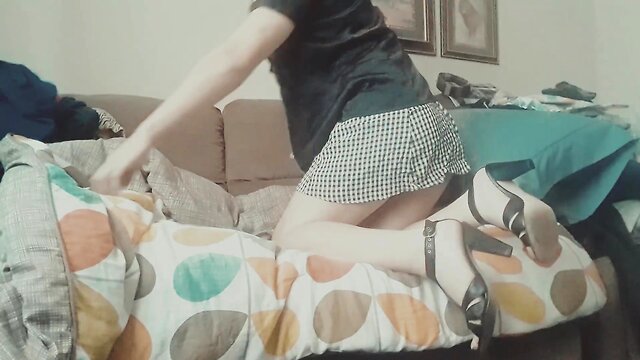 Young CD delighting anal solo play