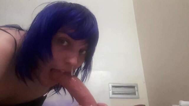 Trans-femme sloppily c. on sextoy