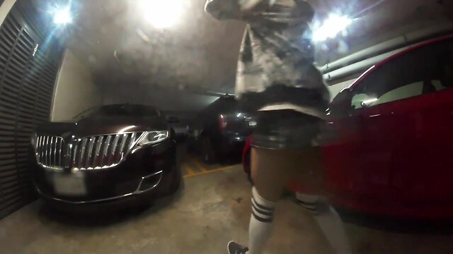 Riesgo en publico, putita trans masturbándose en el estacionamiento, ejection