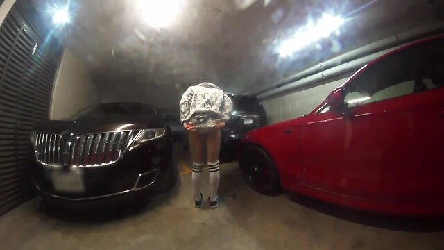 Riesgo en publico, putita trans masturbándose en el estacionamiento, ejection