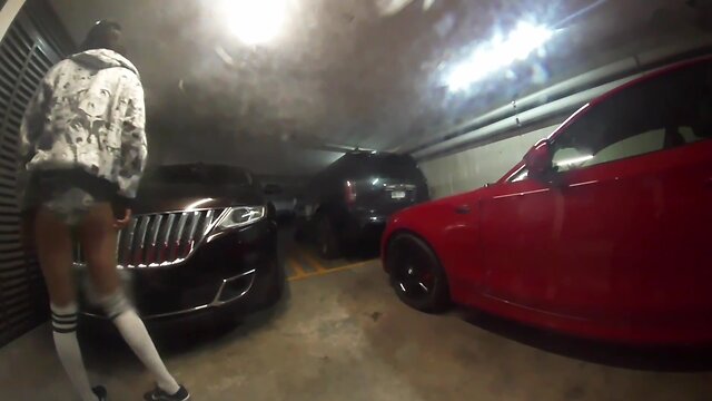 Riesgo en publico, putita trans masturbándose en el estacionamiento, ejection