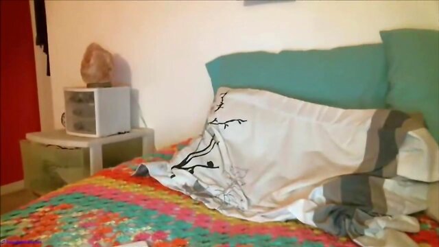 Blond trap pleases herself on web cam