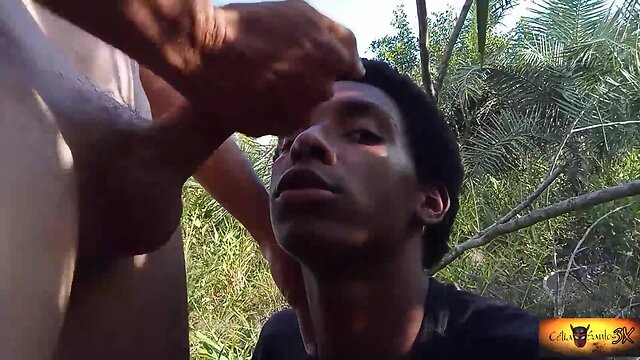 Achei um vagabundo no mato e pedi pra mamar ele!