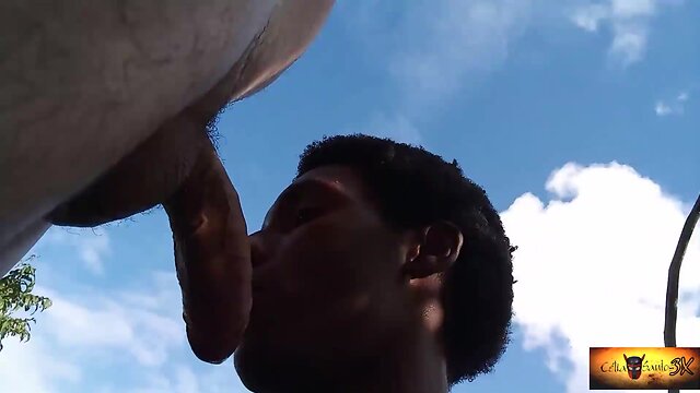 Achei um vagabundo no mato e pedi pra mamar ele!