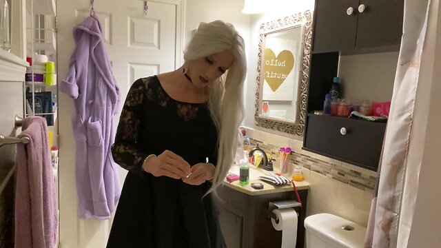 Emo CD puts on buttplug and wanks off