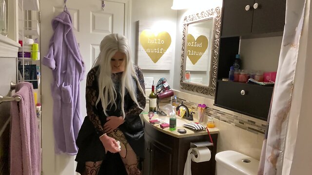 Emo CD puts on buttplug and wanks off