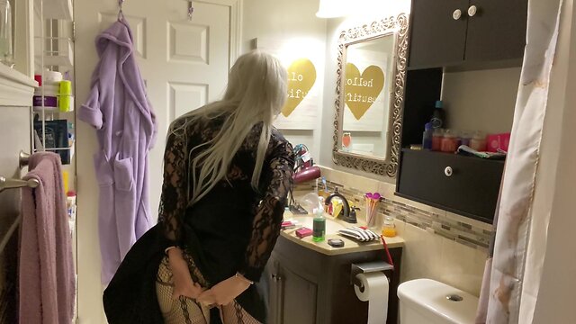 Emo CD puts on buttplug and wanks off