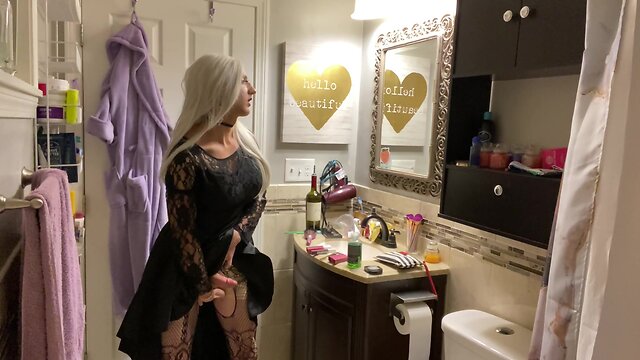 Emo CD puts on buttplug and wanks off