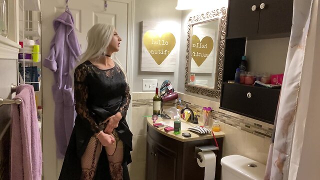 Emo CD puts on buttplug and wanks off