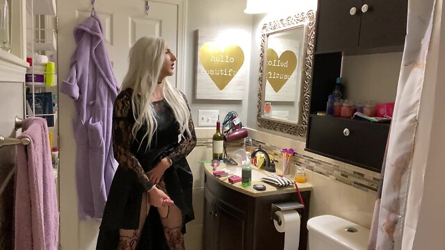 Emo CD puts on buttplug and wanks off