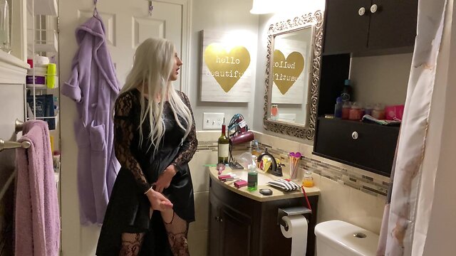 Emo CD puts on buttplug and wanks off