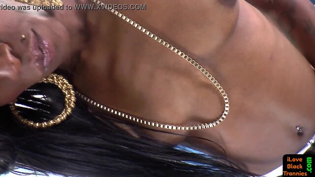 Black t-girl goes up after tugging on her wang