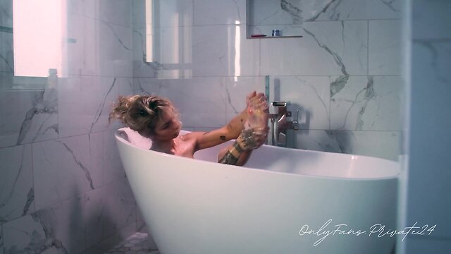 Great trans model takes a bath & shaves