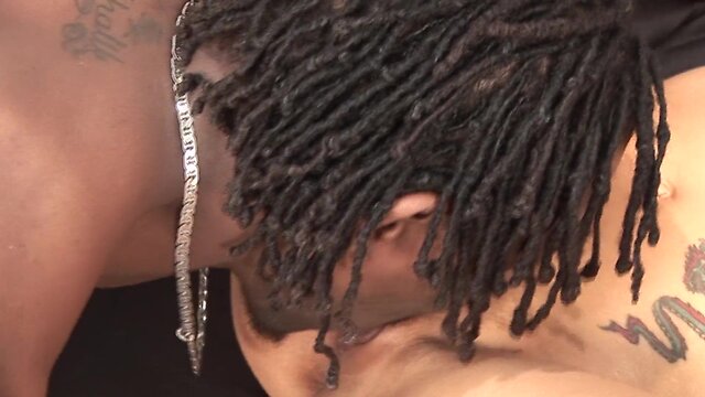 Corno oferece fantasia de  outro homem a sua mulher no dia dos namorados e filma