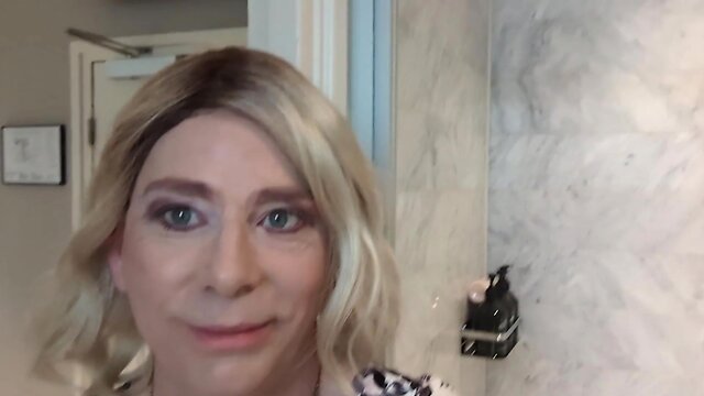 A thick sextoy in my tight booty