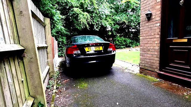 Amateurish sissy kellycd2022 pissing and masturbating outdoor on the driveway in
