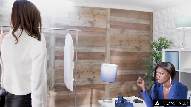 Bubble ass black boss tries trans applicant's dick