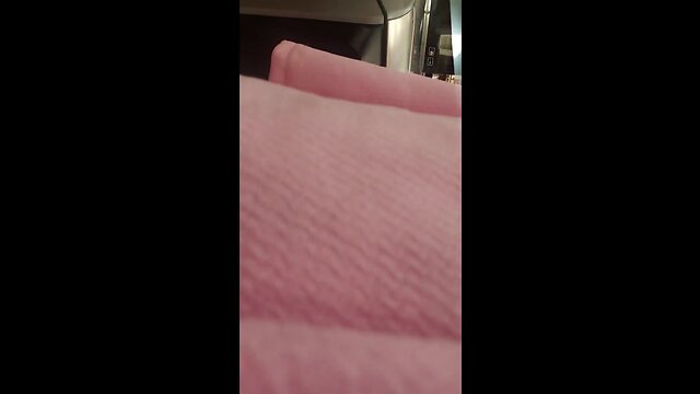 Deedeeslut stops for a drink