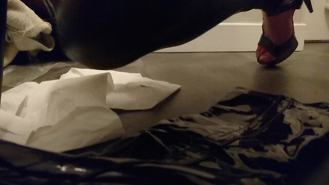 Amateurish crossdressing handjob and ejaculation in high heels