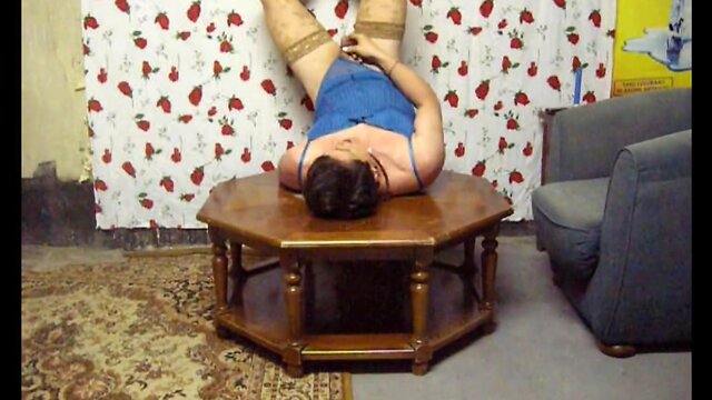 Liza dans une ancienne ferme à cochon pipi humide