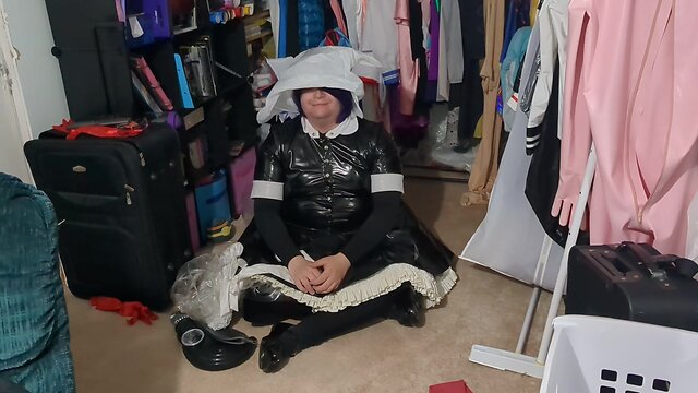 Pvc crossdresser breathplay fun with gasmask bagging