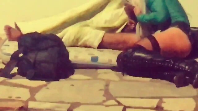 Homem de rua talentoso faz sexo anal na calçada.