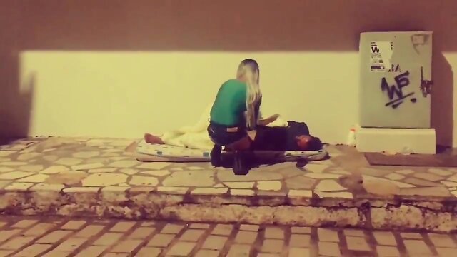 Homem de rua talentoso faz sexo anal na calçada.