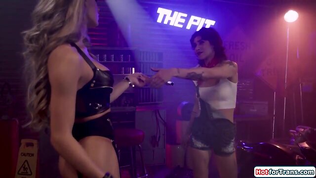 Transsexual jade venus and lady mechanic have intimate encounter