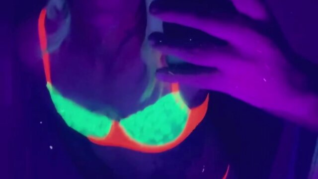 Raving beauty seeks your attention