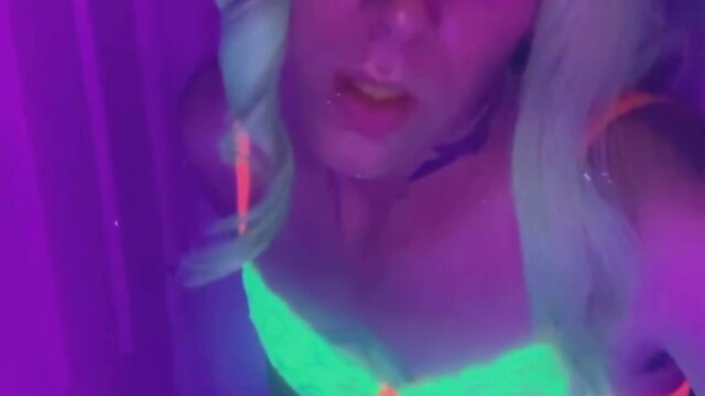 Raving beauty seeks your attention